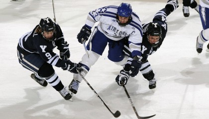 开云直播中心|直击U23训练营，猜丁壳游戏引爆团队欢笑，失利者遭围攻弹脑门儿成趣谈