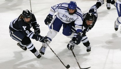开云赛事集团：荣耀里程碑，麦肯尼领取尤文生涯200场纪念奖杯，续写黑白传奇
